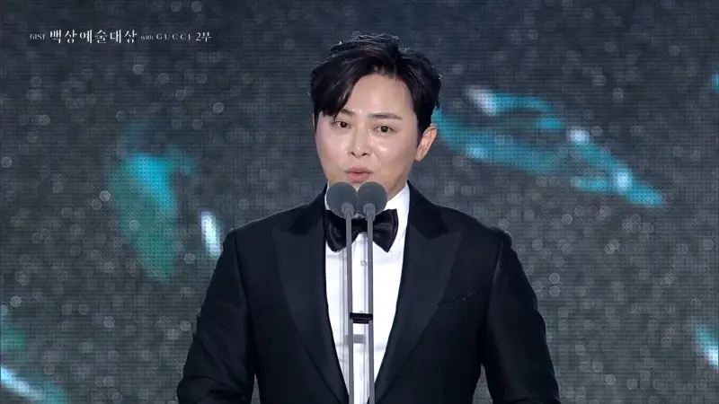 曹政奭憑《變身機長》奪得百想影帝，驚喜發言感謝家人