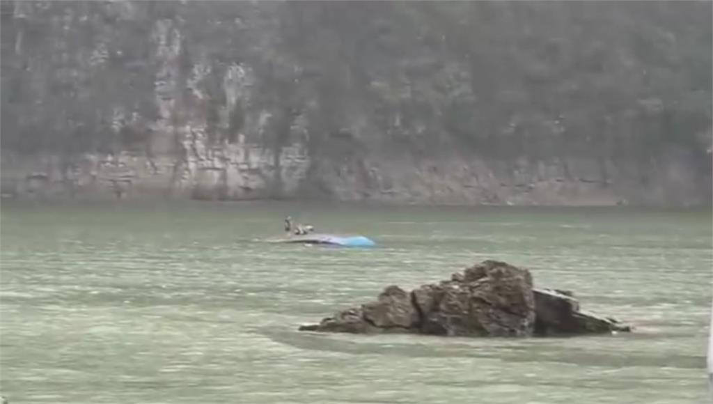 貴州觀光船翻覆事件 84人落水，習近平關切救援工作