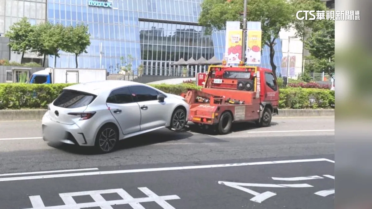 拖吊車輔助輪鬆脫撞倒路邊機車 騎士驚險避過